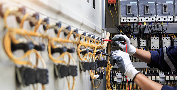 Professional Electrician technician working in Harvard, NE